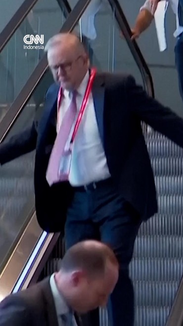PM Australia Anthony Albanese mengumpat usai nyaris terjatuh di eskalator pada Kamis (23/7).