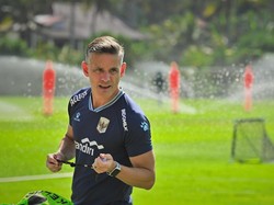 Herdman Ungkap Kondisi Marselino yang Pakai Tongkat, Bisa Main Lawan Kamboja?