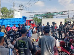 Warga Demo Kolatmar Pasuruan Juga Blokade Pintu Tol Grati, Lalin Lumpuh!