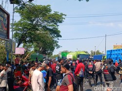 Video: Akses Exit Tol Grati Diblokade Massa, Polisi Alihkan Arus Kendaraan