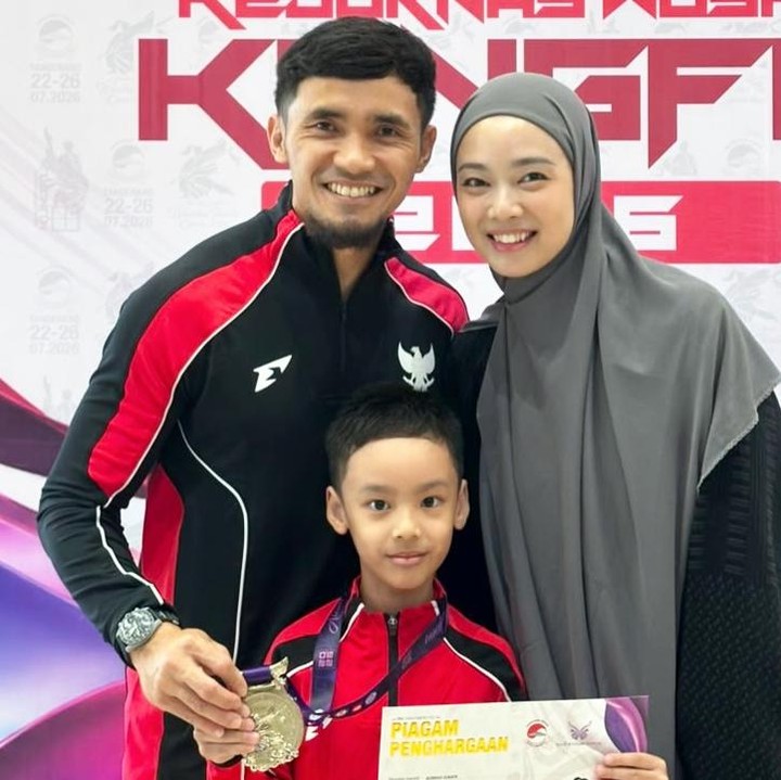 <p>Baru-baru ini, Zubayr ikut dalam kompetisi Kejuaraan Nasional Wushu Kungfu 2026 di Alam Sutera, Tangerang. Zubayr berhasil meraih juara kedua atau medali silver di kategori anak-anak. "Pertandingan kedua Zubayr. Silver (kategori Wubuquan D)," tulis Lindswell dalam potretnya saat mendampingi sang putra bertanding. (Foto: Instagram @lindswell_k)</p>