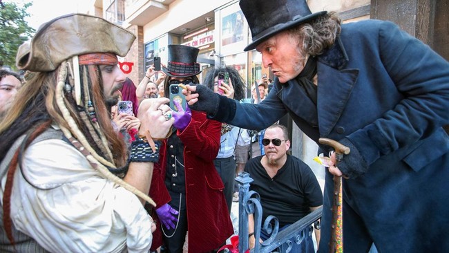 Aksi Kejutan Johnny Depp di San Diego Comic-Con
