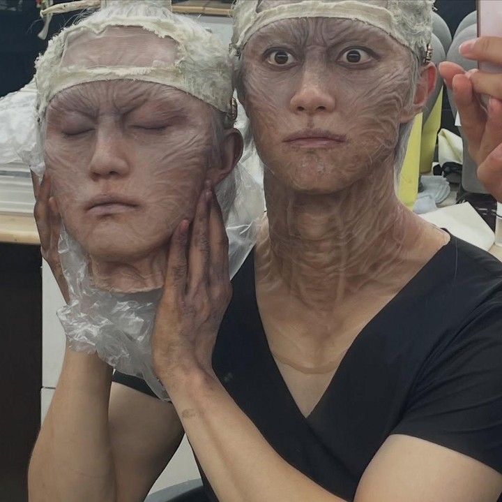 <p>Kwak Dong Yeon menggunakan <em>facial prosthetics</em> untuk menghadirkan sosok arwah Putra Mahkota yang menyeramkan. Ia pun membagikan foto di balik layar drakor <em>The East Palace</em>. (Foto: Instagram @kwakdongyeon0)</p>