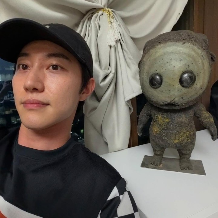 <p>Dalam Drama Korea <em>The East Palace</em>, Kwak Dong Yeon, berperan sebagai Putra Mahkota. Meski hanya <em>cameo</em> dan muncul sebentar, penampilan sang aktor sukses mencuri perhatian. (Foto: Instagram @kwakdongyeon0)</p>