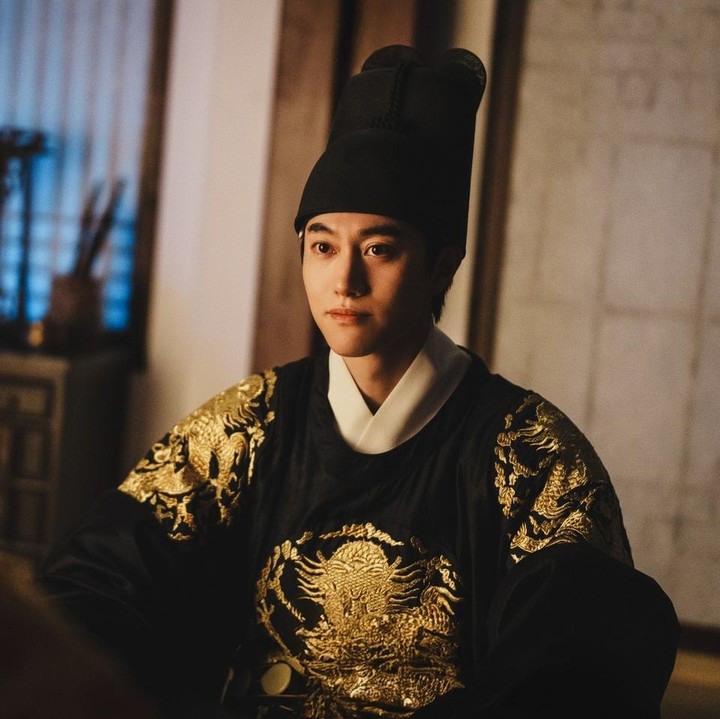 <p>Drama Korea <em>The East Palace</em> sukses menempati peringkat 1 Netflix Korea Selatan. Selain para pemeran utama, kehadiran <em>cameo</em>&nbsp;seperti Kwak Dong Yeon dalam drakor ini juga menjadi sorotan. (Foto: Instagram @kwakdongyeon0)</p>