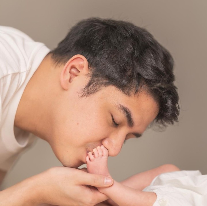 <p>Di unggahan lainnya, Al juga mem-<em>posting</em> fotonya saat mencium kaki mungil sang putri. Anak pertama Maia Estianty ini membagikan potret manis ini untuk merayakan Hari Anak Nasional yang jatuh pada 23 Juli. "Selamat hari anak nasional," tulisnya. (Foto: Instagram @alghazali7)</p>