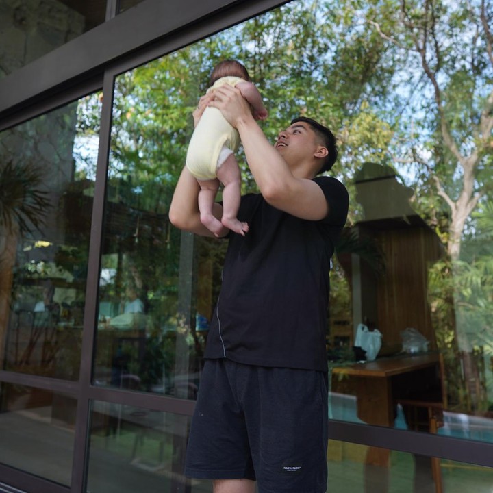 <p>Baru-baru ini, Al membagikan potret manisnya saat momong baby Soleil, Bunda. Melalui unggahan di Instagram, Al mem-<em>posting</em> fotonya saat menggendong Soleil. Beberapa netizen memuji Al yang terlihat begitu luwes momong putrinya. "<em>Masyaallah</em> lelaki <em>perfect</em>," tulis akun @ni***. "Aura kebapakannya langsung keluar banget! <em>MasyaAllah</em> gemas banget lihatnya, sehat-sehat ya," ujar @pr***. (Foto: Instagram @alghazali7)</p>
