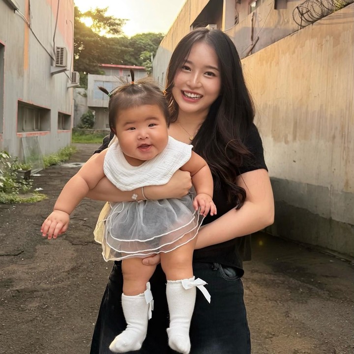 <p>Melalui unggahan di Instagram, Vior kerap membagikan momen kebersamaannya dengan Vinica. Perempuan 26 tahun ini juga sering mem-<em>posting</em> konten video Vinica saat melakukan beragam aktivitas. (Foto: Instagram @nitavior)</p>