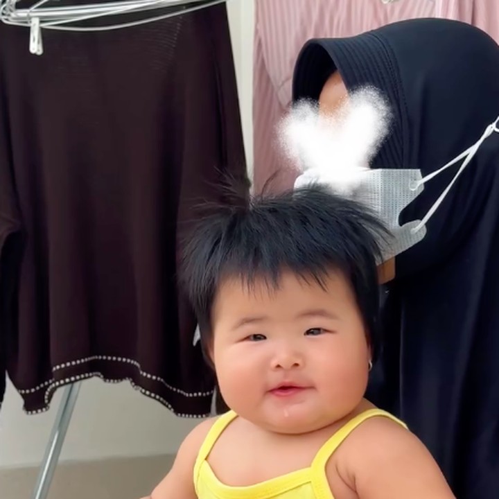 <p>Dalam beberapa <em>postingan</em>, banyak netizen meninggalkan komentar positif tentang Vinica. Beberapa di antaranya mengaku gemas dengan Vinica karena memiliki wajah yang cantik dan <em>chubby</em>. "Vinikaaaa gemoyyy bangettt," tulis akun @vi***. "Lucu amat sih kamu nak," ungkap @fa***. "Cantik bgtt nak <em>masyaallah</em>, gemoii," ujar akun @vio***. (Foto: Instagram @nitavior)</p>