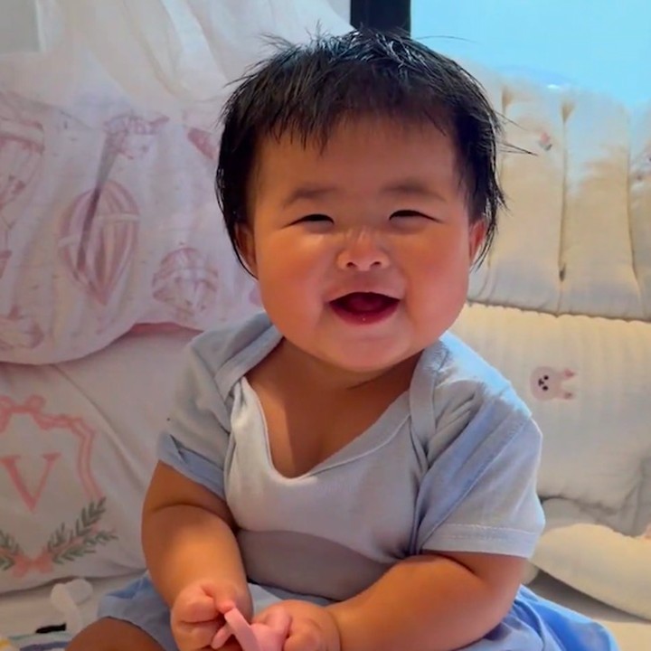 <p>Di usianya yang belum genap setahun, Vinica kerap mencuri perhatian publik. Bocah yang lahir pada 28 November 2025 ini tumbuh menjadi bayi yang <em>chubby</em> dan menggemaskan. Tak hanya itu, Vinica juga dikenal ekspresif. (Foto: Instagram @nitavior)</p>