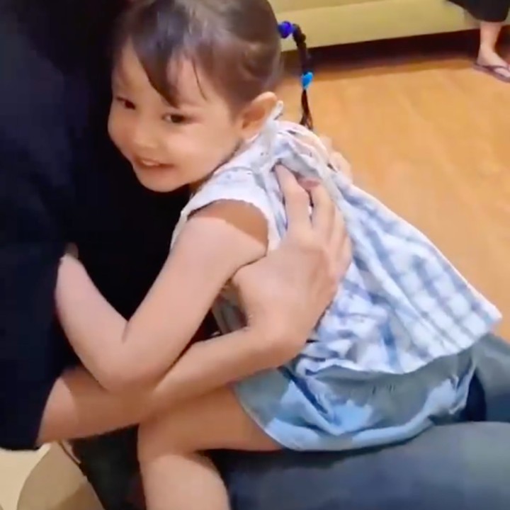<p>Baru-baru ini, Rossa juga mem-<em>posting</em> kedekatan Rizky dan Raina, Bunda. Dalam video yang diunggahnya di Instagram, Rossa menunjukkan momen saat ia dan Raina menemani Rizky ke dokter gigi. Setelah menjalani tindakan medis, Rizky langsung memangku dan memeluk adiknya. "Nemenin kaka ke <em>dentist</em>," tulis Rossa di caption unggahan. (Foto: Instagram @itsrossa910)</p>