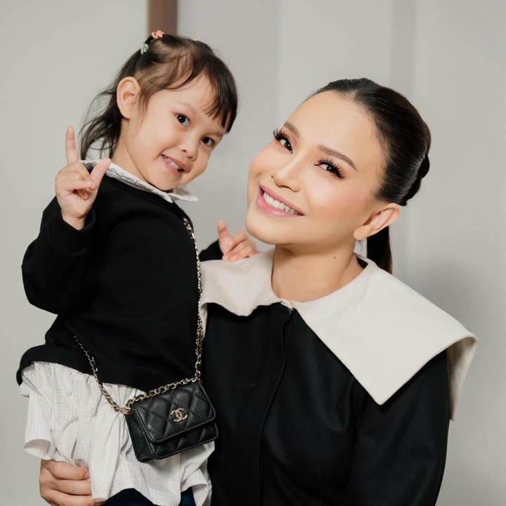 <p>Penyanyi Rossa belum lama ini mengenalkan anak keduanya yang bernama Raina Mikayla Almahyra, ke publik. Potret Raina pertama kali dibagikan Rossa di Instagram pada bulan Juni lalu. Saat itu, Rossa membagikan fotonya bersama sang putri dan mengungkap umur Raina yang sudah memasuki usia dua tahun. (Foto: Instagram @itsrossa910)</p>