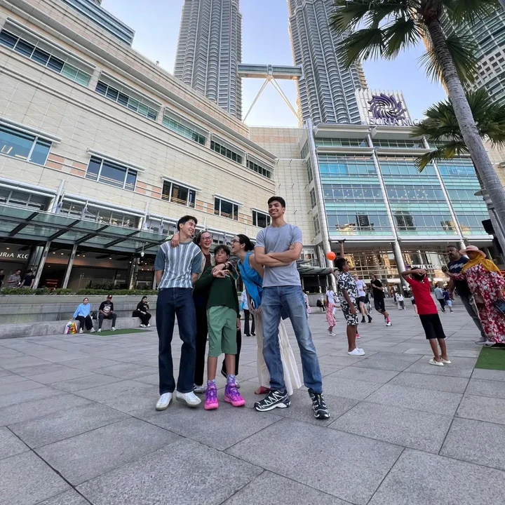 <p>Baru-baru ini, Wanda mem-<em>posting</em> foto bersama anak-anaknya saat berkumpul di Kuala Lumpur, Malaysia. Pertemuan ini tampaknya begitu berarti bagi Wanda yang belakangan disibukkan dengan aktivitas kemanusiaan. "<em>Habibati. Reunited in Kuala Lumpur</em>," tulisnya dalam <em>postingan</em> ini. (Foto: Instagram @wandahamidahbsa)</p>