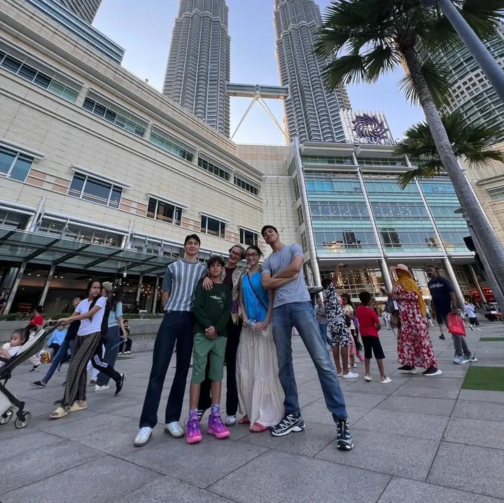 <p>Tiga anak Wanda yang telah dewasa adalah Noor Shalima Zamaiya Hakim, Muhammad Alfath Hakim, dan Rakshan Rashad Hakim. Mereka adalah anak Wanda dari pernikahan yang berakhir cerai dengan Cyril Raoul Hakim. Sementara itu, di bungsu Malakai Ali Schuldt Hadi, merupakan anak Wanda dari pernikahannya dengan Daniel Patrick Hadi Schuldt, yang juga berakhir cerai. (Foto: Instagram @wandahamidahbsa)</p>