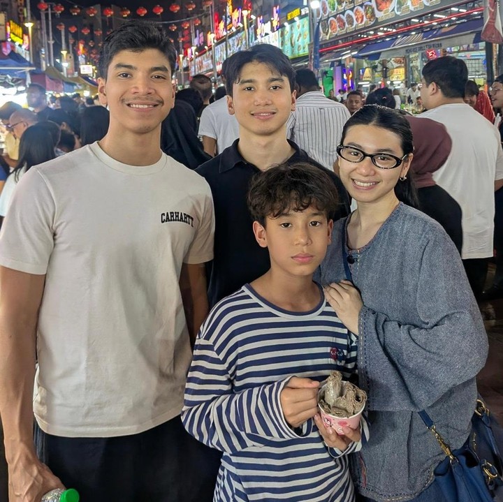<p>Melalui unggahan di Instagram, Wanda sering membagikan momen kebersamaan dengan keempat anaknya. Banyak netizen memuji paras keempat anak Wanda yang disebut '<em>good looking</em>'. "Bahagianya lihat Bu Wanda ini... Putra-putrinya pinter2 dan cakap2 ga kalah sama Ibunya.. Sehat dan sukses selalu," tulis akun @tr***. "<em>MashaAllah tabarakaAllah... beautiful family</em>," ungkap @ja***. (Foto: Instagram @wandahamidahbsa)</p>