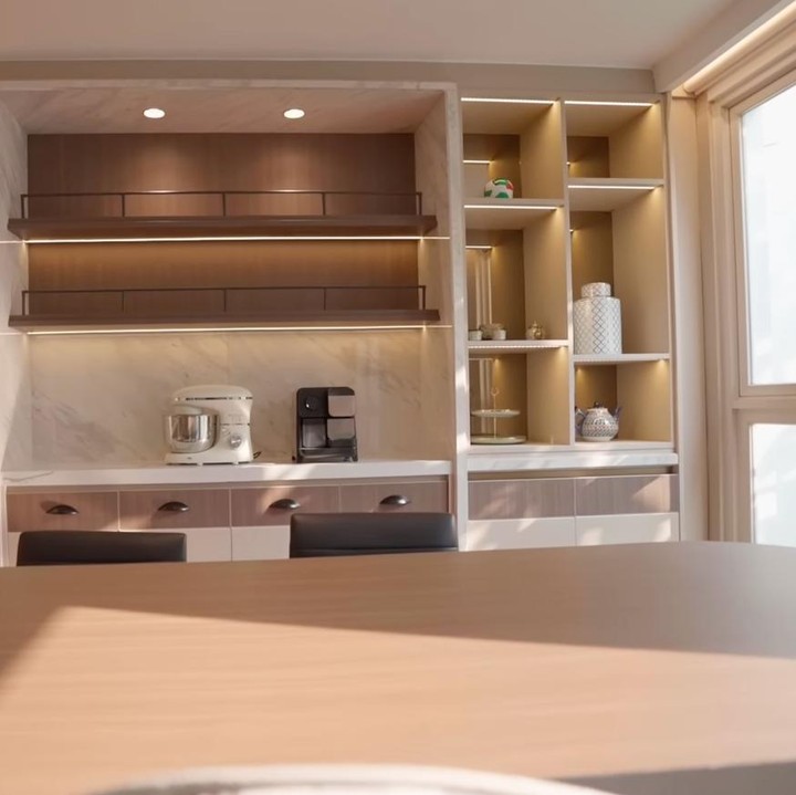 <p>Area pantry memadukan kabinet kayu, marmer putih, dan pencahayaan LED yang hangat. Rak-rak terbuka dimanfaatkan untuk memajang koleksi peralatan makan membuat area ini terlihat rapi sekaligus estetik. (Foto: YouTube Thariq Halilintar)</p>
