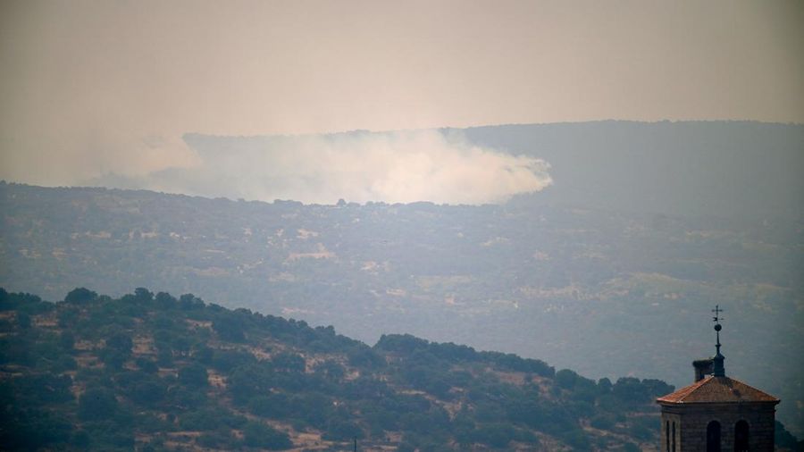 Asap mengepul dari kebakaran rimba di Burgohondo seperti nan terlihat dari Cebreros, Avila, Spanyol, 24 Juli 2026. (REUTERS/Ana Beltran)