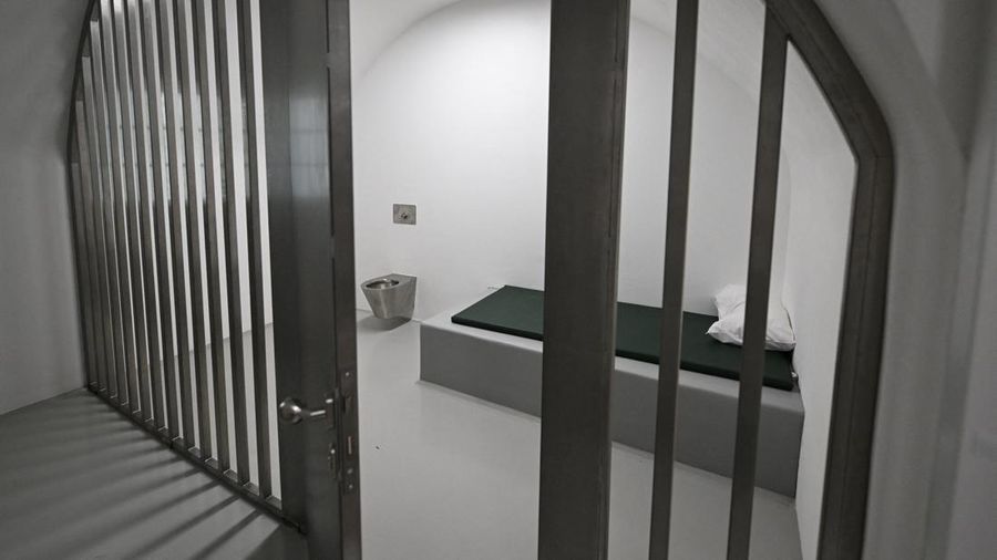 Bangunan nan menjad tempat kelahiran Adolf Hitler nan berlokasi di dekat perbatsan Austria dengan Jerman secara resmi memulai kehidupan baru sebagai instansi polisi pada Rabu (22/7) lalu, sebuah konversi nan diharapkan pemerintah Austria bakal mencegahnya menjadi tempat kunjungan bagi neo-Nazi. (REUTERS/Gintare Karpaviciute)