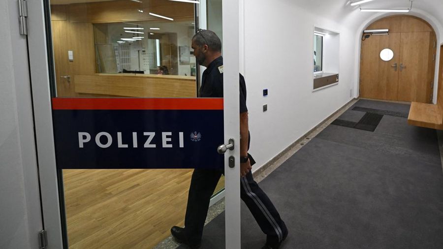 Bangunan nan menjad tempat kelahiran Adolf Hitler nan berlokasi di dekat perbatsan Austria dengan Jerman secara resmi memulai kehidupan baru sebagai instansi polisi pada Rabu (22/7) lalu, sebuah konversi nan diharapkan pemerintah Austria bakal mencegahnya menjadi tempat kunjungan bagi neo-Nazi. (REUTERS/Gintare Karpaviciute)