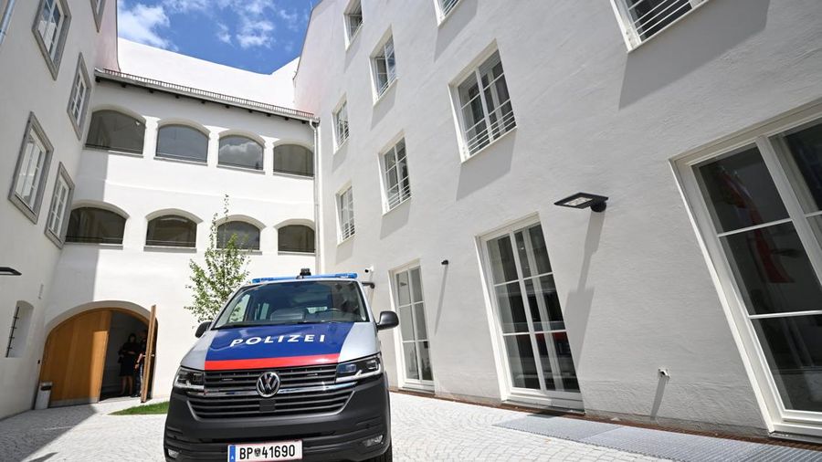 Bangunan nan menjad tempat kelahiran Adolf Hitler nan berlokasi di dekat perbatsan Austria dengan Jerman secara resmi memulai kehidupan baru sebagai instansi polisi pada Rabu (22/7) lalu, sebuah konversi nan diharapkan pemerintah Austria bakal mencegahnya menjadi tempat kunjungan bagi neo-Nazi. (REUTERS/Gintare Karpaviciute)
