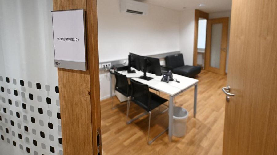 Bangunan nan menjad tempat kelahiran Adolf Hitler nan berlokasi di dekat perbatsan Austria dengan Jerman secara resmi memulai kehidupan baru sebagai instansi polisi pada Rabu (22/7) lalu, sebuah konversi nan diharapkan pemerintah Austria bakal mencegahnya menjadi tempat kunjungan bagi neo-Nazi. (REUTERS/Gintare Karpaviciute)