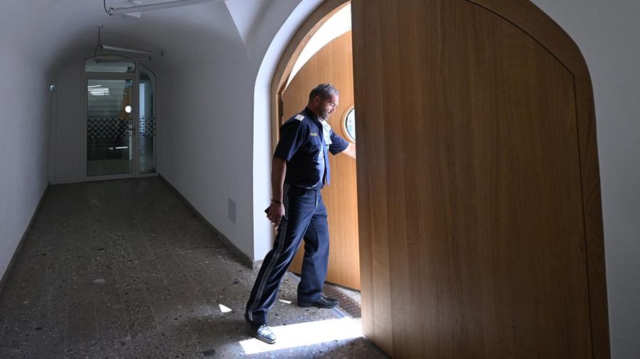 Bangunan nan menjad tempat kelahiran Adolf Hitler nan berlokasi di dekat perbatsan Austria dengan Jerman secara resmi memulai kehidupan baru sebagai instansi polisi pada Rabu (22/7) lalu, sebuah konversi nan diharapkan pemerintah Austria bakal mencegahnya menjadi tempat kunjungan bagi neo-Nazi. (REUTERS/Gintare Karpaviciute)
