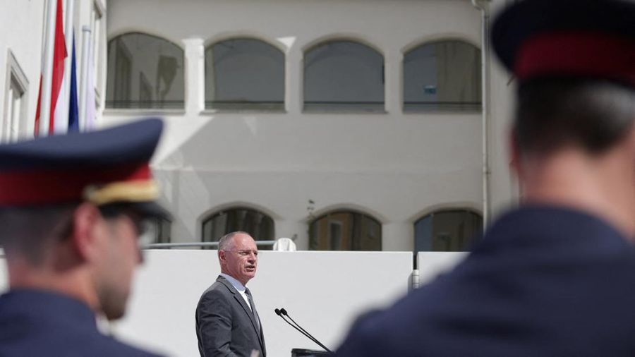 Bangunan nan menjad tempat kelahiran Adolf Hitler nan berlokasi di dekat perbatsan Austria dengan Jerman secara resmi memulai kehidupan baru sebagai instansi polisi pada Rabu (22/7) lalu, sebuah konversi nan diharapkan pemerintah Austria bakal mencegahnya menjadi tempat kunjungan bagi neo-Nazi. (REUTERS/Gintare Karpaviciute)
