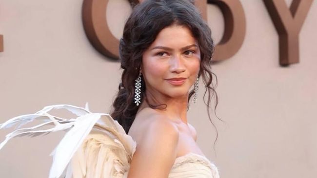 7 Gaya Clean Look Selebriti Hollywood di Karpet Merah - selebriti news from Beautynesia