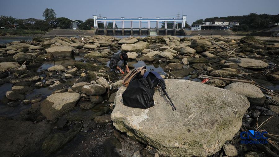 Dampak kemarau panjang membuat aliran Sungai Cisadane pintu 10 di Kota Tangerang, Banten menyusut drastis, Jumat (24/7/2026). (CNBC Indonesia/Tri Susilo)