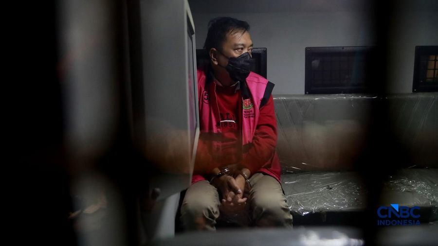 Don Ritto nampak mengenakan rompi merah muda dan dikawal petugas usai menjalani pemeriksaan dalam investigasi dugaan tindak pidana pencucian duit (TPPU) di Gedung Utama Kejaksaan Agung (Kejagung) Jakarta, Jumat, (24/7/2026).