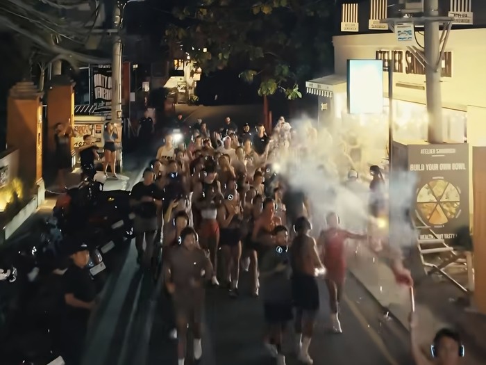 Event lari Bali Silent Disco yang diduga diskriminatif terhadap warga lokal. (Tangkapan instagram entourage.bali)