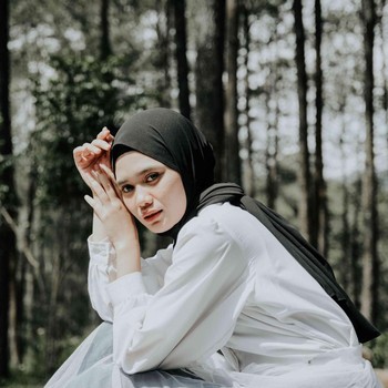 Gampang Keringatan? Hindari Pashmina dari 4 Bahan Ini!