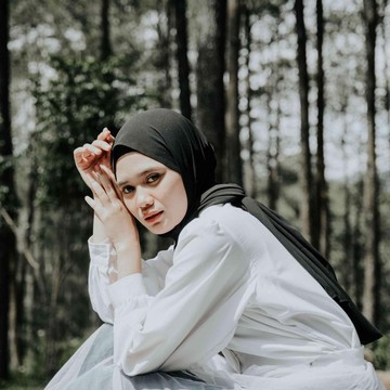 Gampang Keringatan? Hindari Pashmina dari 4 Bahan Ini!
