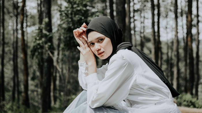 Gampang Keringatan? Hindari Pashmina dari 4 Bahan Ini!