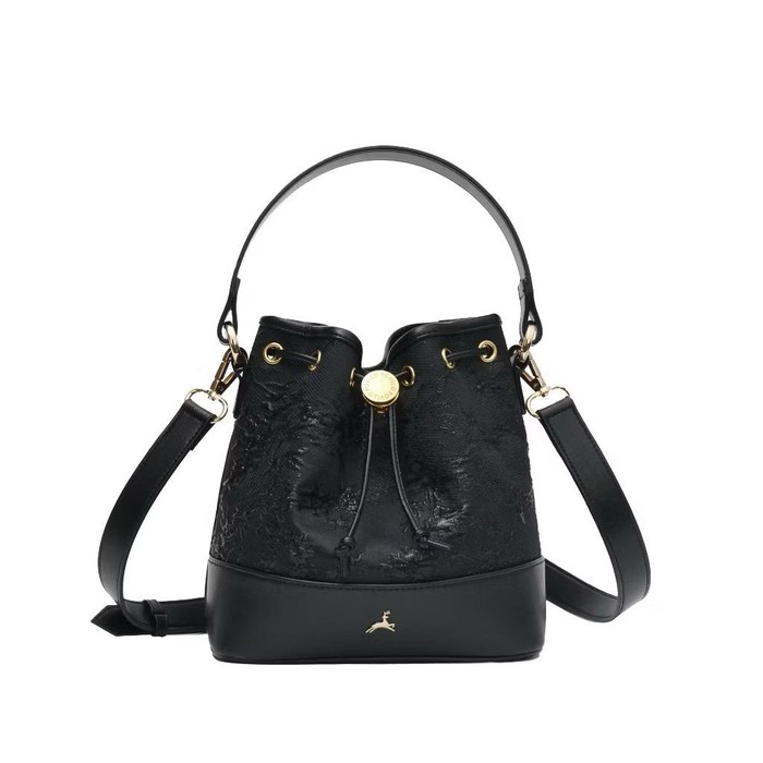 Get The Look: Inspirasi Black Outfits Simple nan Elegan ala Aaliyah Massaid