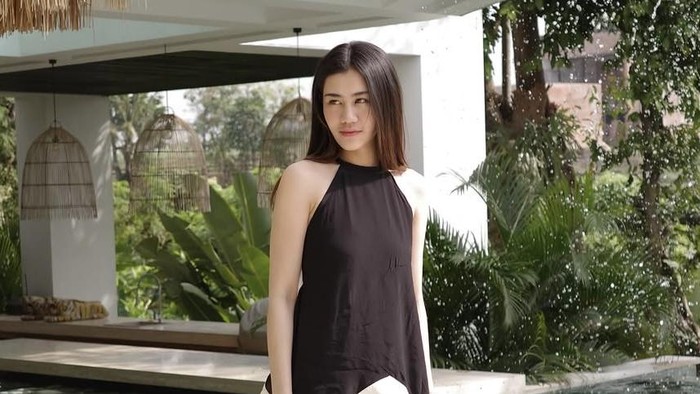 Get The Look: Inspirasi Black Outfits Simple nan Elegan ala Aaliyah Massaid