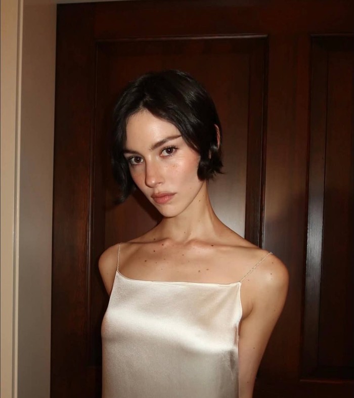 Gracie Abrams tampil dengan glass clean look makeup yang membuat penampilannya terlihat natural namun tetap chic./ Foto: Instagram.com/gracieabrams