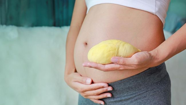 Banyak yang beranggapan makan durian bisa membahayakan janin dalam kandungan ibu hamil. Namun benarkah demikian? Ini penjelasan medisnya.