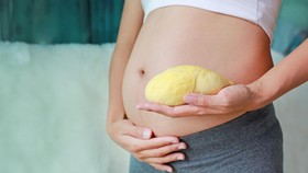 Banyak yang beranggapan makan durian bisa membahayakan janin dalam kandungan ibu hamil. Namun benarkah demikian? Ini penjelasan medisnya.