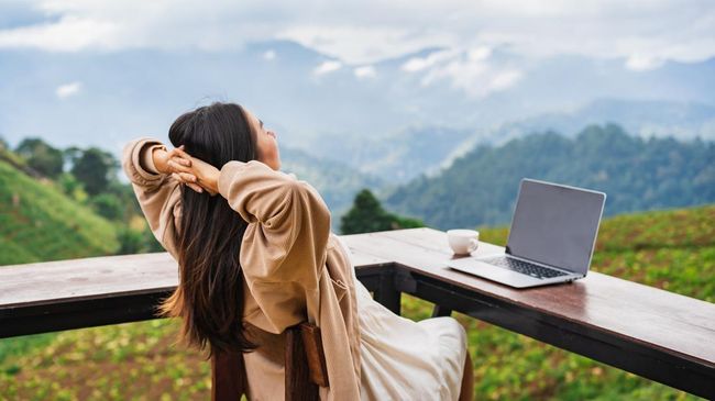 Mengenal Hush Trip, Tren Kerja Sambil Liburan yang Diam-diam Dilakukan Pekerja