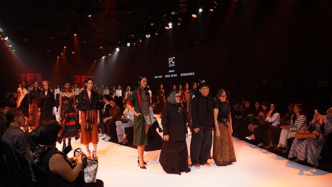 Indonesia Fashion Chamber (IFC) menghadirkan fashion parade bertajuk "Quiet Defiance" di panggung JF3 pada Kamis (23/7).