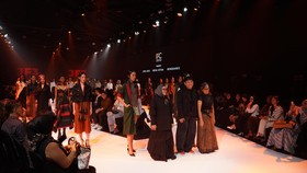 Indonesia Fashion Chamber (IFC) menghadirkan fashion parade bertajuk "Quiet Defiance" di panggung JF3 pada Kamis (23/7).