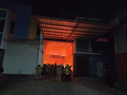 Gudang di Cilincing Jakut Kebakaran, 17 Mobil Damkar Dikerahkan