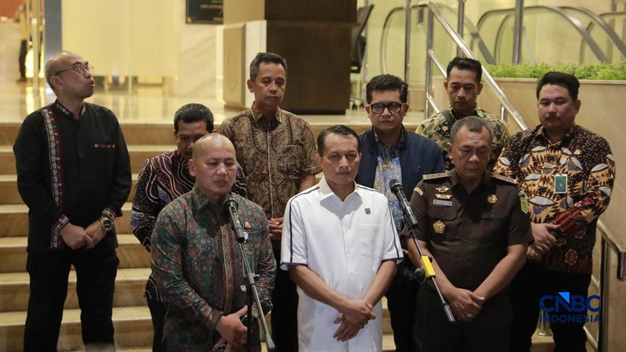 Kepala Pusat Penerangan Hukum (Kapuspenkum) Kejagung Anang Supriatna berbareng tim 9 Kejagung menyampaikan konvensi pers usai pemeriksaan Mantan Jaksa Agung Muda Tindak Pidana Khusus (Jampidsus) Febrie Adriansyah di Gedung Utama Kejaksaan Agung (Kejagung), Jakarta, Jumat (24/7/2026).