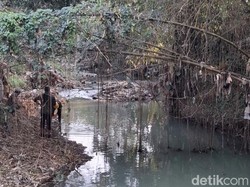 DLH Jabar Uji Sampel Air Sungai Cibojong, Tiga Perusahaan Terancam Sanksi