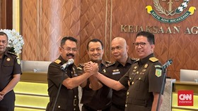 Asep Nana Mulyana selaku Wakil Jaksa Agung dan Kuntadi selaku Jaksa Agung Muda Tindak Pidana Khusus usai pelantikan di Kejaksaan Agung.
