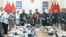 Menteri Kehutanan Raja Juli Antoni (keenam kiri) bersama Bupati Kuantan Singingi Suhardiman Amby (keenam kanan) berfoto bersama setelah melakukan pertemuan di Kementerian Kehutanan, Jakarta, Selasa (2/6/2026). ANTARA/HO-Pemkab Kuansing