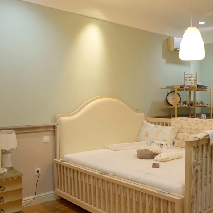 <p>Lanjut ke kamar putra Aaliyah Massaid dan Thariq. Kamar bernuansa hijau pastel dan krem. Terdapat tempat tidur bayi terlihat moderan dan nyaman. Beberapa furnitur minimalis menambah kesan lapang dan estetik. "Karena kan sekarang ada baby dan penataannya, gimana enaknya karena pasti kita penginnya tetap spacious gitu untuk Arash bisa bermain," ucap Aaliyah. (Foto: YouTube Thariq Halilintar)</p>