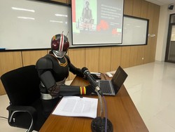 Henshin! Aksi Nyentrik Mahasiswa USD Cosplay Kamen Rider Saat Ujian Proposal