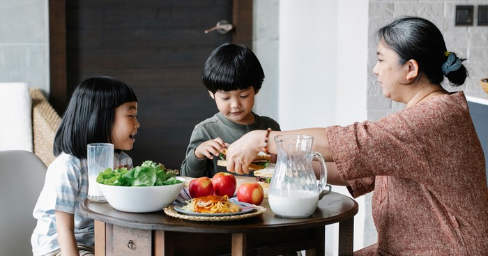 Anak makan makanan bernutrisi